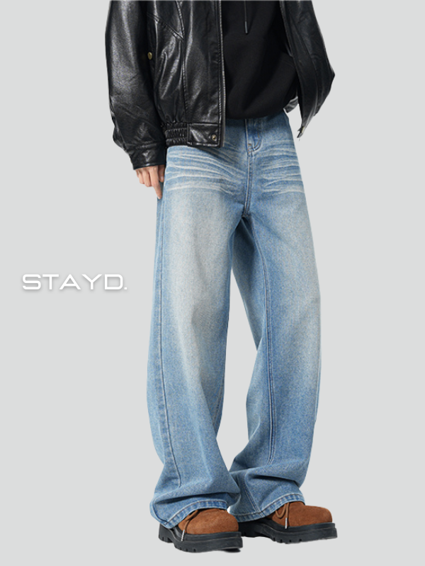 ブラックレザージャケットとルーズなウォッシュデニムを合わせたモデルが斜めに立ち、STAYDのストリート感を表現。