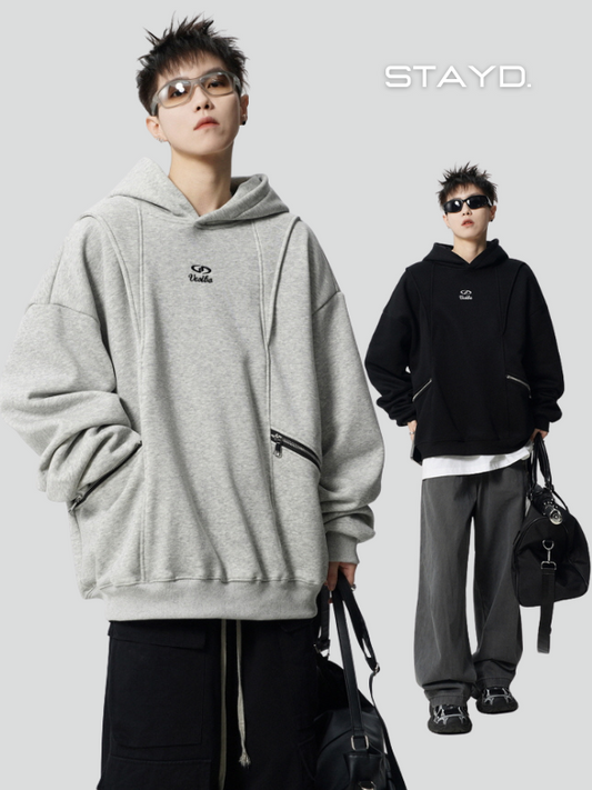 韓国ブランドSTAYD.のストリートカジュアルコーデ、グレーとブラックのパーカーをスタイリッシュに着こなす男性モデル、韓国系メンズファッションの洗練スタイル。