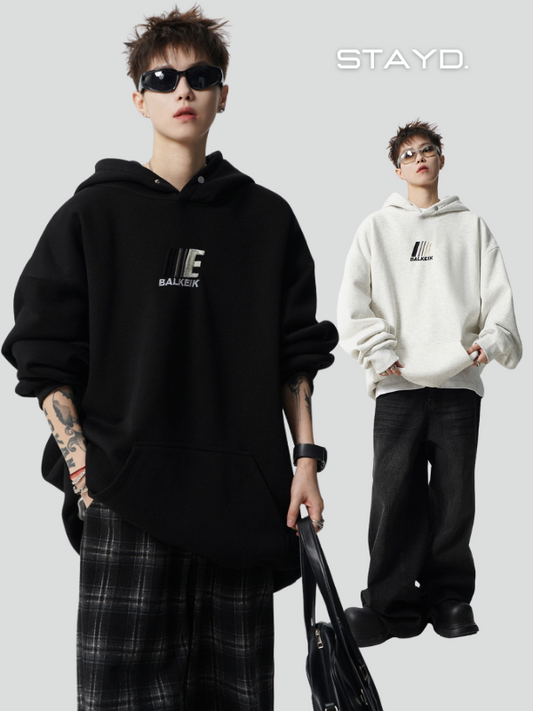 STAYD.のロゴを背景に、ブラックとホワイトのオーバーサイズパーカーを着用した2人の男性モデルによる韓国ストリートファッションスタイル。サングラスとワイドパンツでコーディネート。