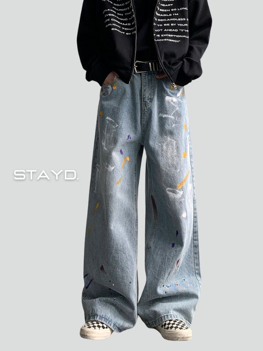STAYDの韓国系ストリートブランドらしいペイント入りワイドデニムを履いたモデルの正面全身コーディネート。